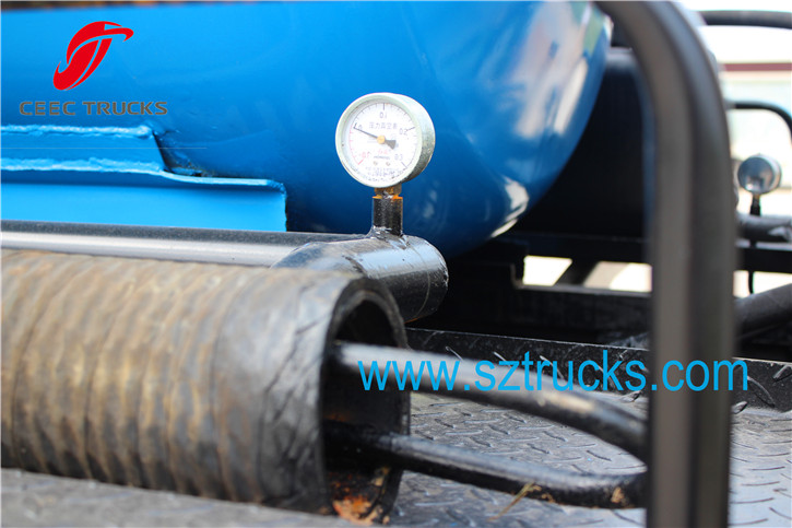 4CBM vacuum sewage suction truck