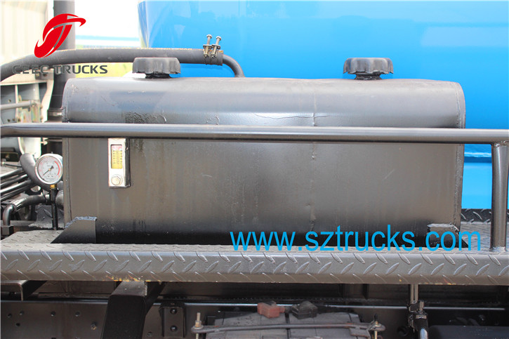4CBM vacuum sewage suction truck