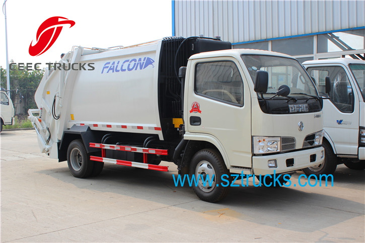 Garbage compactor truck
