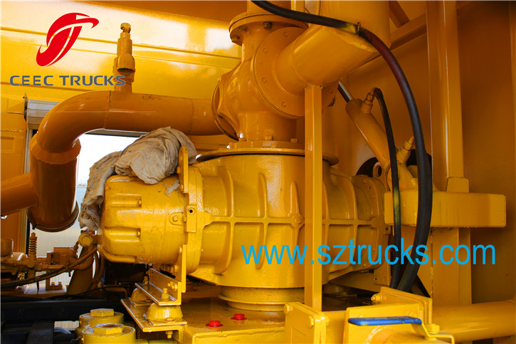 7+5CBM Combined Suction Jetting Truck