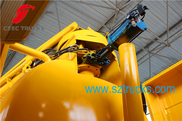 7+5CBM Combined Suction Jetting Truck