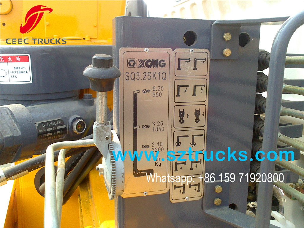 3.2T Knuckle boom crane truck